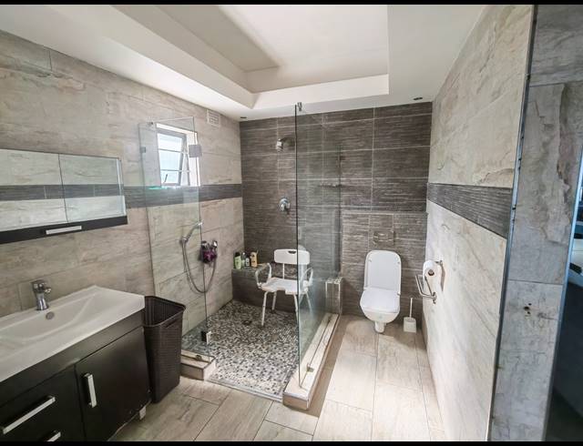 6 BEDROOM HOUSE FOR SALE IN BLUFF